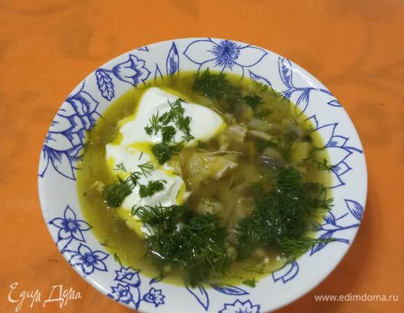 Подаем суп со сметаной и рубленым укропом. Приятного аппетита!