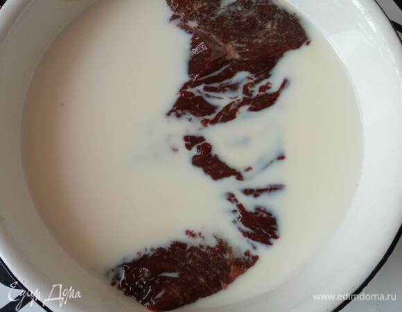 Печень промываем, обсушиваем бумажными полотенцами. Удаляем пленки. Помещаем в молоко. Оставляем на час.