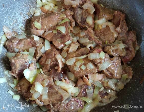 Вынимаем печень из молока, обсушиваем и нарезаем кусочками толщиной в палец. Обваливаем в муке и добавляем в сковороду с луком и шпиком. Обжариваем минут 5. Перчим по вкусу.