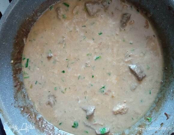 Вливаем пиво. Тушим минут 7 после закипания на медленном огне. Добавляем мелко нарезанную петрушку и сметану. Если соус вам кажется густоватым, добавьте еще пива. Солим по вкусу. Тушим еще минуты 3.