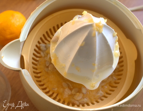 Из лимона выжать сок. Можно с помощью электрической соковыжималки. 