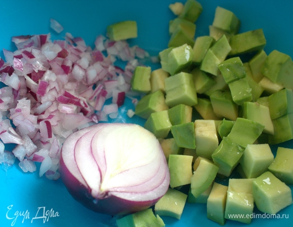 Авокадо нарезать кубиками, полить соком лимона. Лук тонко нарезать.