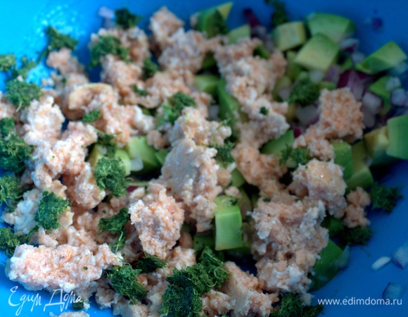 Добавить рыбный фарш и укроп к авокадо, а затем посыпать луком.