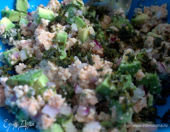 Полить все ароматным маслом, посолить, поперчить и перемешать.