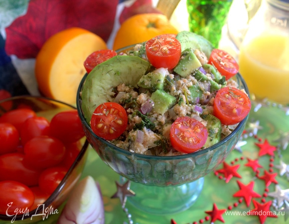 Украсить половинками черри или смешать помидоры вместе с салатом.