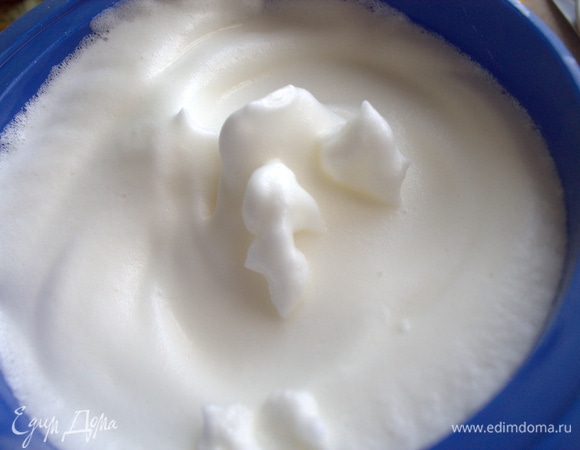 Отделить охлажденные белки от желтков и взбить в пену.