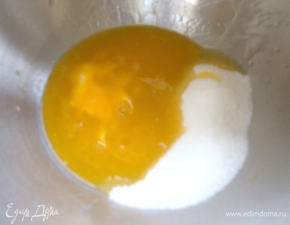 Растопить масло или маргарин, всыпать сахар и ваниль, взбить миксером.