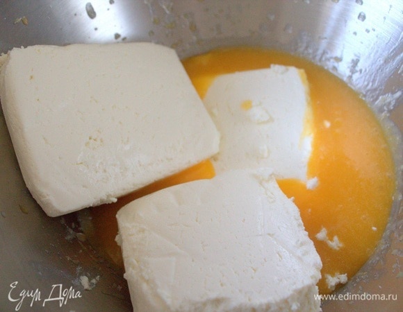 Добавить творог. Взбить.