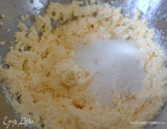 Всыпать манку, перемешать.