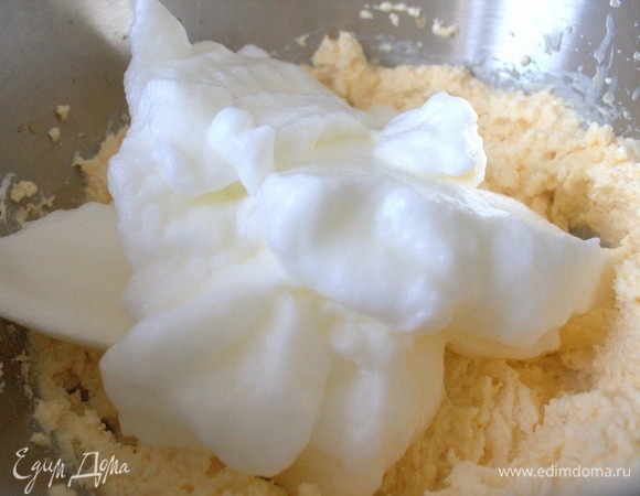 Осторожно ввести белки, перемешать ложкой.