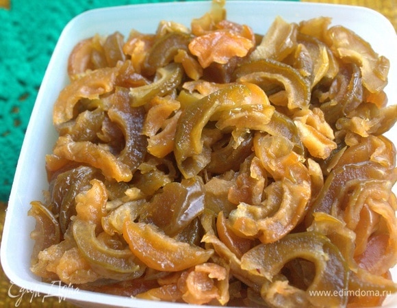 Вместо привычного изюма будем добавлять цидонию, которая растет кустарником на огородах в Латвии, слегка терпкая, жесткая и кислая, как айва. Заготавливают ее ,пересыпав сахаром или проварив в сиропе. Сироп успешно выпивается, а фрукт идет в выпечку.