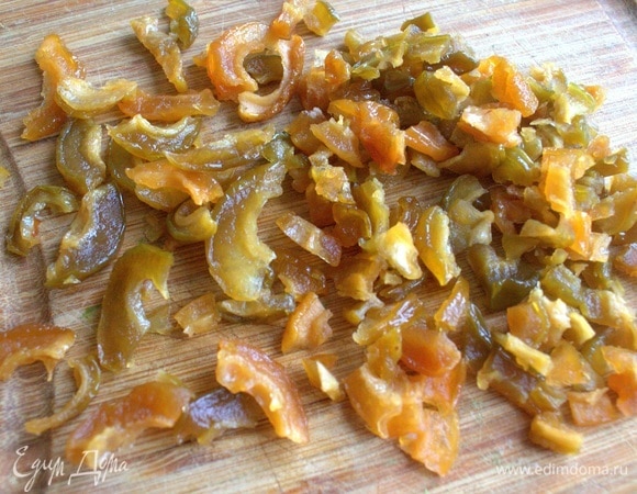 Нарезать помельче. Очень похожа на цукаты. Недавно я покупала цукаты из апельсиновых и грейпфрутовых корочек — очень вкусно, сюда тоже подойдут.