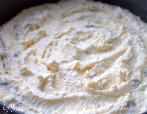 Форму тефлоновую смазать маслом, обсыпать сухарями и перенести в нее тесто.