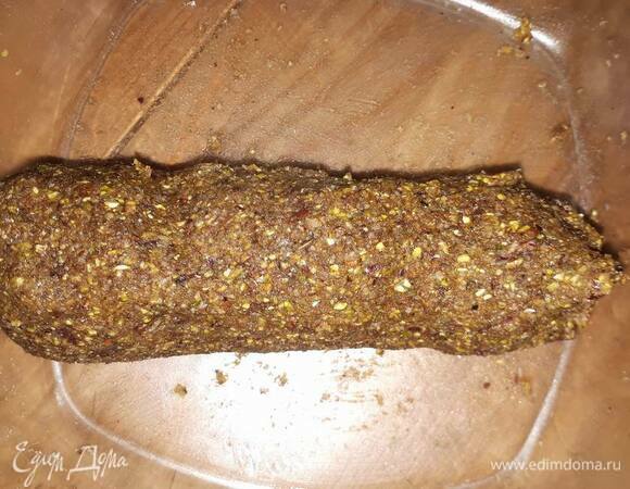 Мелко нарубите орехи и добавьте сахар. Затем начните постепенно добавлять флердоранжевую воду и замешивать тесто. Нужно собрать орехи в шар, чтобы они липли друг к другу, но так, чтобы масса держала форму.