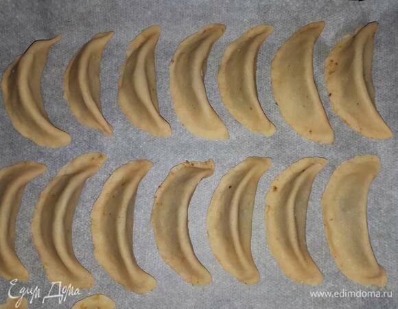 Придайте традиционную форму. Выпекайте в разогретой до 180°C духовке 15–20 минут.