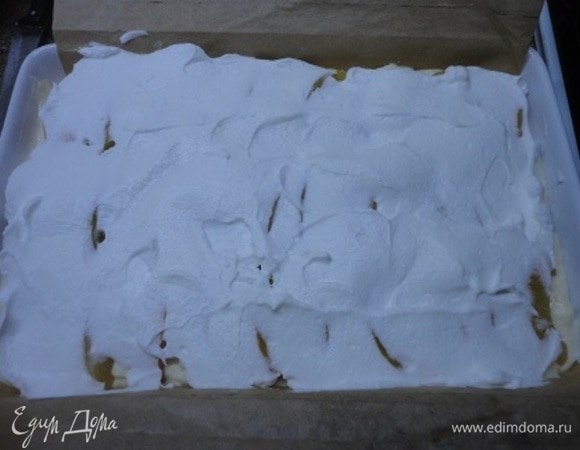 3 белка взбить со 120 г сахара до стабильных пиков и выложить на персики сверху.