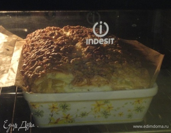 Поставить пирог в разогретую до 180°C духовку. Через 10 минут уменьшить температуру до 150°C. Выпекать 1 час и 10–30 минут (зависит от духовки). Творог должен полностью схватиться, верх — подрумяниться. Пирог красиво поднимается, но затем, как и все творожные начинки, оседает. Но на качество изделия это не влияет.