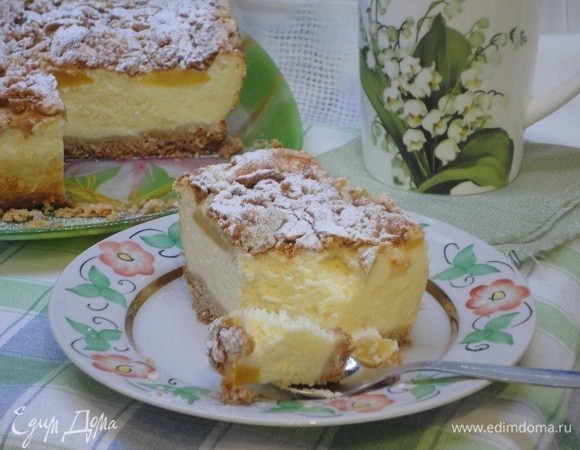 Остужать пирог в выключенной духовке с приоткрытой дверцей. Потом еще 8 часов охлаждать в холодильнике перед извлечением из формы. Сверху можно посыпать сахарной пудрой. Теперь можно нарезать и наслаждаться кремовым творожным пирогов с тоненькой писочной основой. Светлых всем праздников!