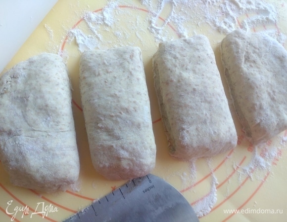 Замесить тесто, дать полежать на столе накрытым. Разделить на 4–5 частей.