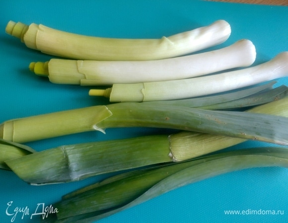 Промыть тщательно стебли порея.