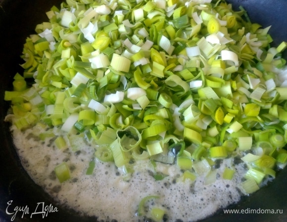 Обжарить до мягкости на сливочном масле.