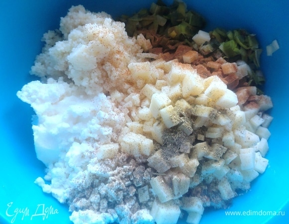 Смешать начинку: творог, лук, кускус, соль, перец.