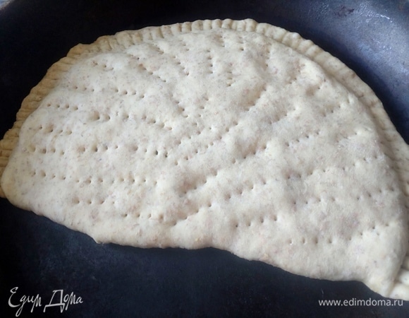 Обжарить на сухой горячей сковороде под крышкой.