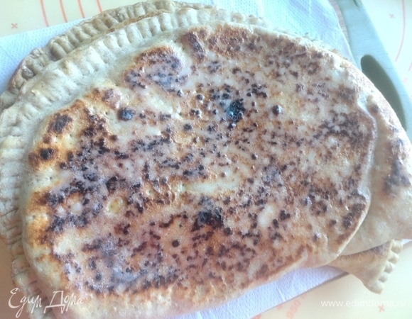 У меня вышло 4 крупных лепешки. Можете сделать размером меньше в 2 раза, тогда можно жарить сразу по 2.