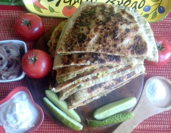 Подаем со свежими овощами, сметаной или маринованным луком.