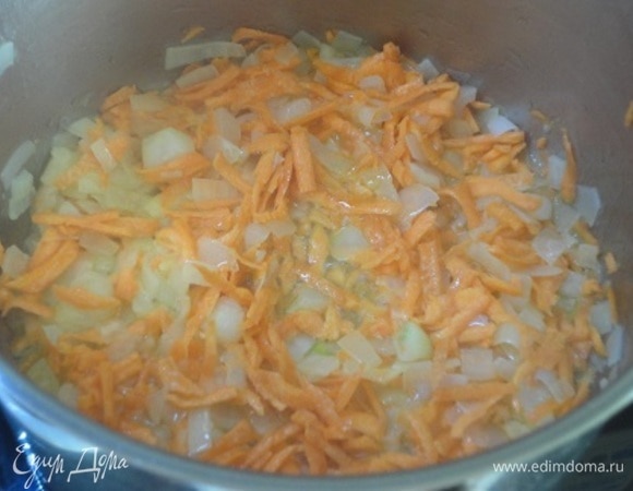 Лук, чеснок, сельдерей, морковь, картофель почистить и нарезать небольшими кусочками. Огурцы нарезать кусочками. В кастрюлю с толстым дном, в которой будем варить рассольник, налить масло, положить лук и обжарить его на сильном огне 5 минут. Добавляем морковь, сельдерей и обжариваем еще 5 минут, помешивая. Кладем огурцы и чеснок и обжариваем еще минуту.