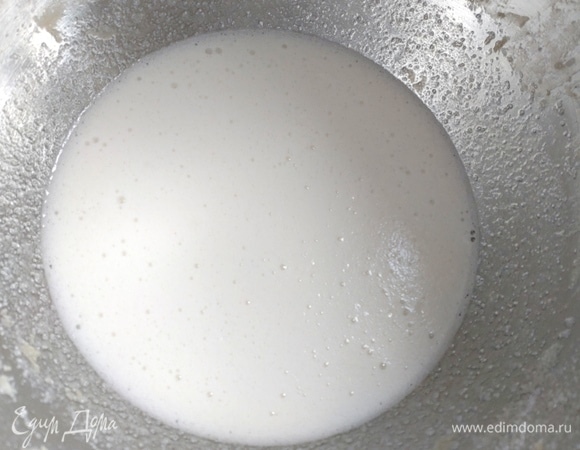 Отделить белки от желтков и взбить с солью.