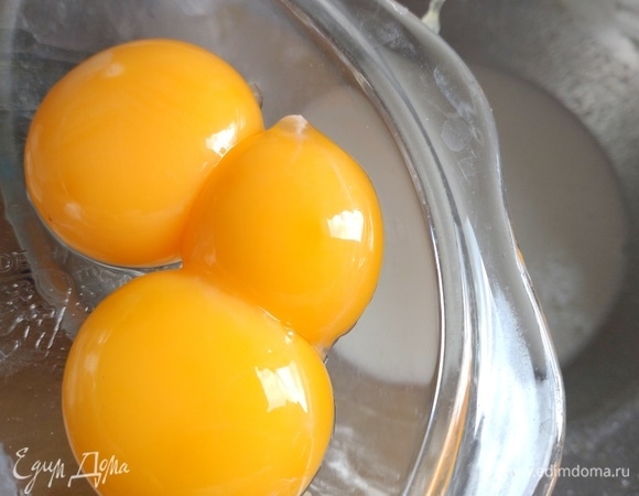 Желтки добавлять по-одному.