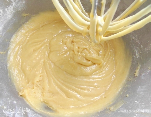 Я замешивала в тестомесе. Тесто тягучее.