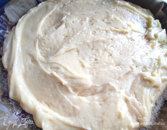 На дно формы поместить смазанный пергамент и перелить тесто.