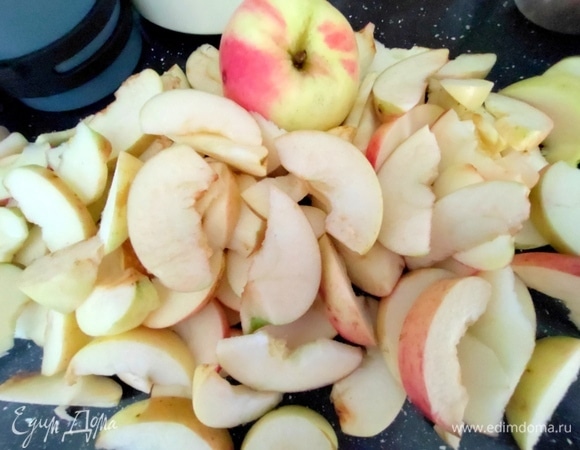 Яблоки нарезать дольками, сбрызнуть лимонным соком.
