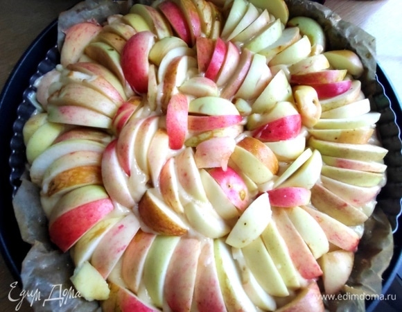 Уложить яблоки плотно на тесто.