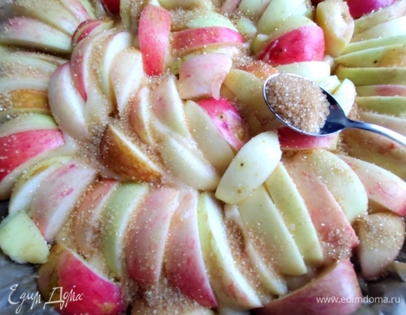 Посыпать сахаром.