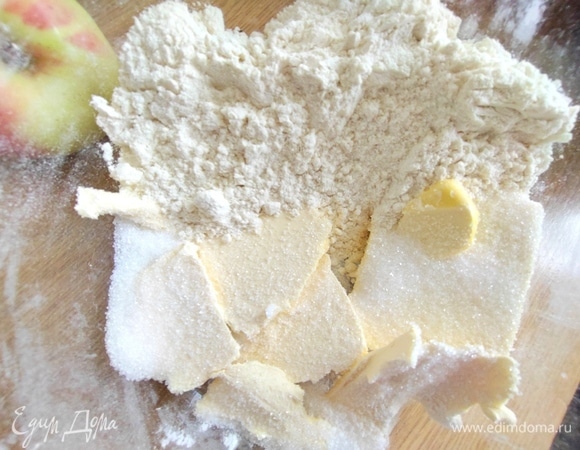 Для крошки порубить масло в сахар и муку.