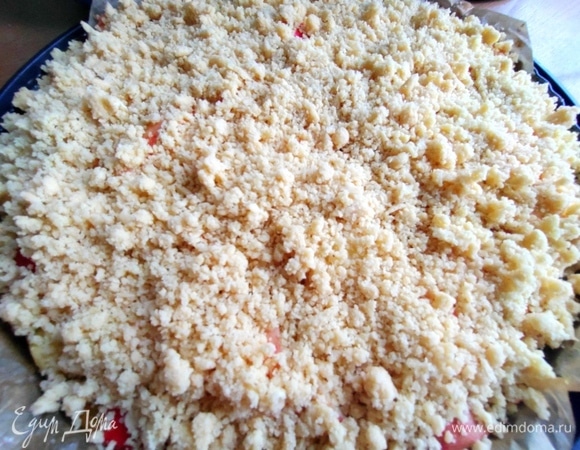 Посыпать равномерно на яблоки.