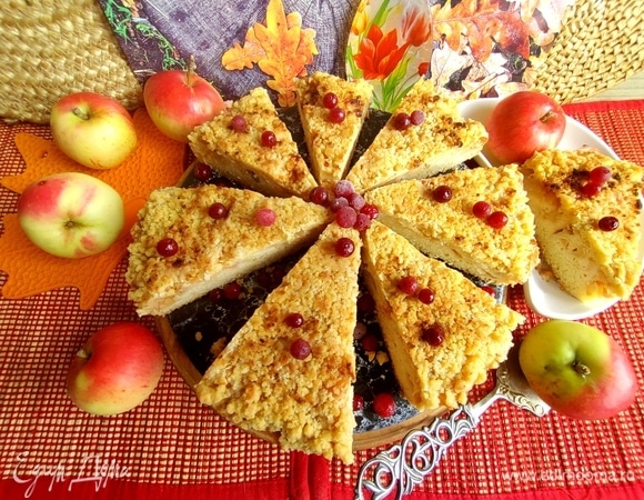 Украшаем ягодами и сахарной пудрой.