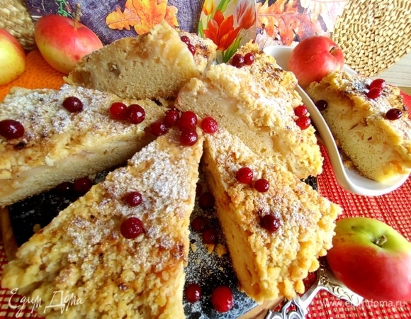 Крошка сверху хрустящая, но если пирог постоит накрытым, крошка станет мягкой.