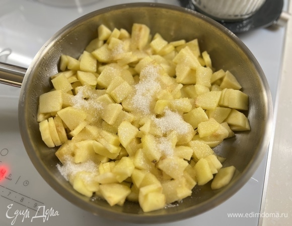 Яблоки очистить, нарезать ломтиками, сбрызнуть лимонным соком. Добавить сахар. Тушить в сковороде под крышкой до готовности и испарения сока.