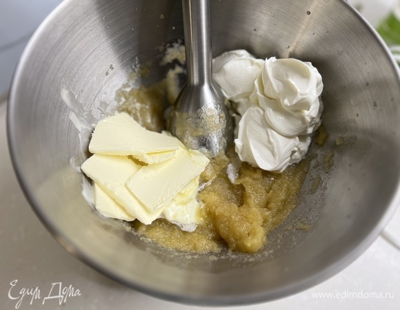 Блендером измельчить горячие яблоки в пюре, сразу добавить сметану и масло. Перемешать.