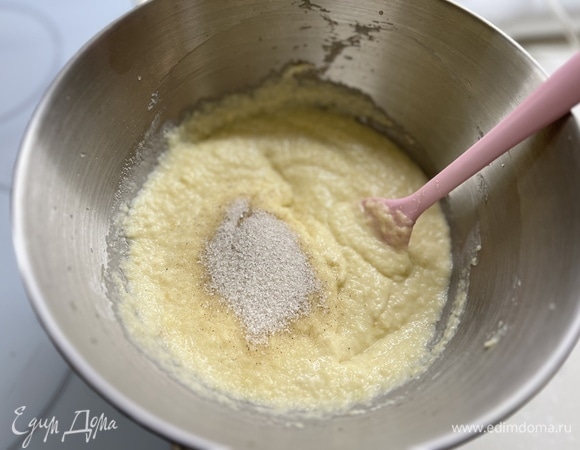 Добавить ванильный сахар. Перемешать. Отправить в холодильник на 3 часа.