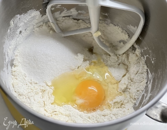 Для теста муку растереть в крошку с разрыхлителем и нарезанным холодным сливочным маслом. Добавить яйцо, сахар. Замесить однородное тесто.