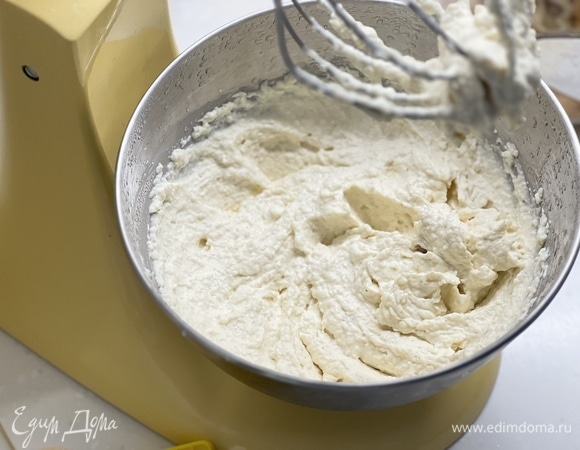 Охлажденный крем взбить миксером.
