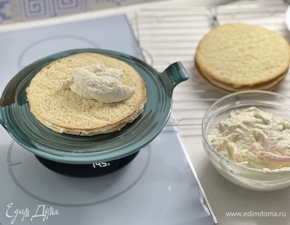 Обильно смазать коржи кремом. Собрать торт. Бока и верх смазать кремом и посыпать измельченной крошкой от обрезков коржей. Оставить торт на ночь в холодильнике, чтобы он хорошо пропитался.