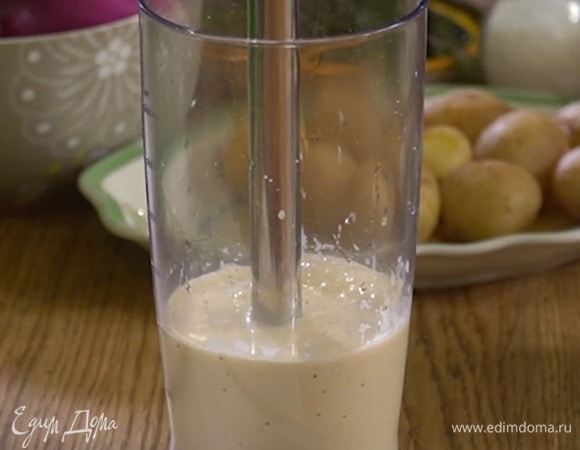 Приготовить майонез: из половинки лимона выжать 1 ст. ложку сока, влить в высокий стакан для взбивания, добавить яйцо, горчицу, поперчить, посолить и взбить погружным блендером. Не выключая блендера, влить все оливковое масло и взбить все в однородную массу.