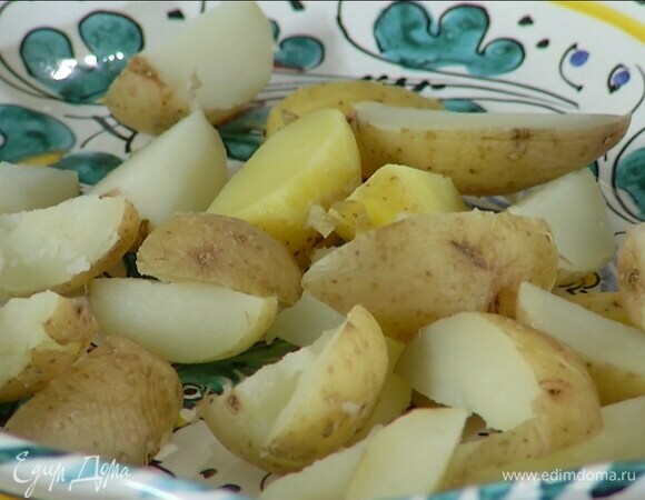 Картофель отварить в мундире до готовности, затем разрезать на 4 части.