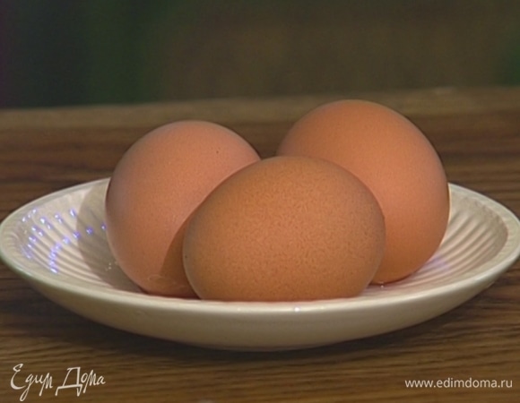 Яйца отварить вкрутую, почистить и нарезать дольками.